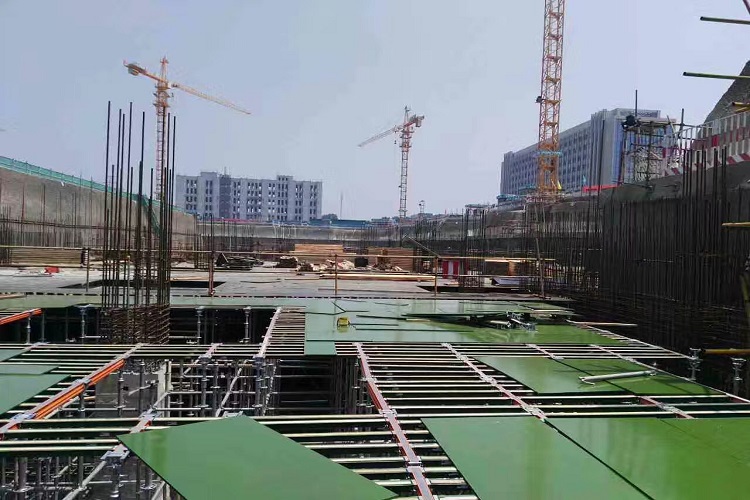 如何选择专业的钢化膜覆塑模板供应商